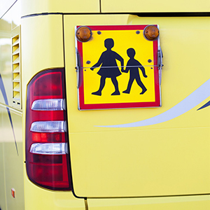 Baksidan av ett fordon med en skylt för skolbarn